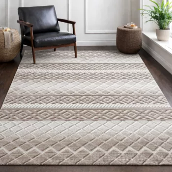 Bohemia modern bézs szőnyeg dombornyomott geometrikus és sávos mintával, nappali környezetben.