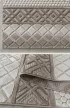 Bohemia modern bézs szőnyeg dombornyomott geometrikus és sávos mintával, nappali környezetben.