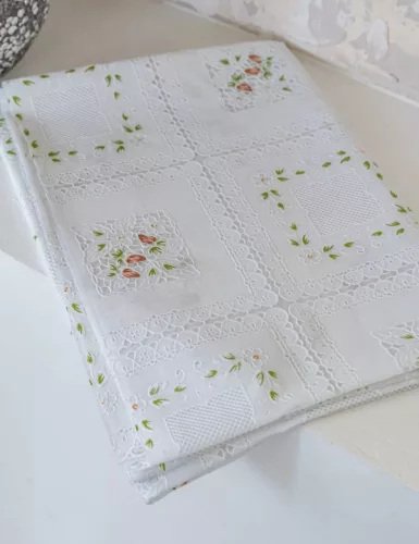 Csipkés viaszos vászon epres 100x140cm 