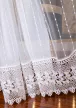 Voál alján hímzett fényáteresztő fehér függöny elegáns  csíkos virágmintás csipkével
