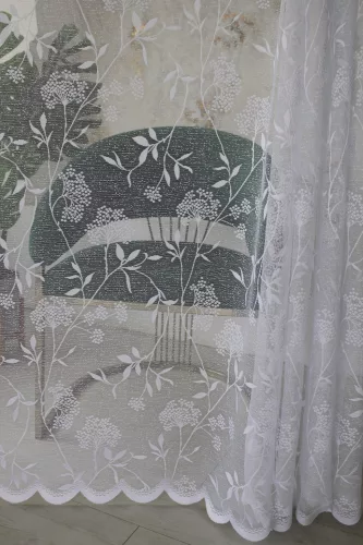 Kész függöny Scarlett fehér Cickafark virág minta